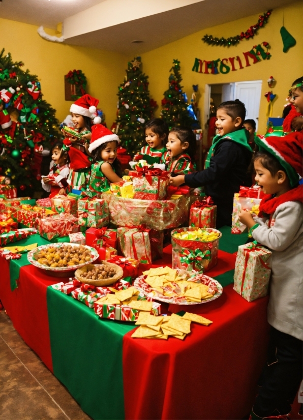 Food, Christmas Tree, Table, Tableware, Decoration, Christmas Ornament